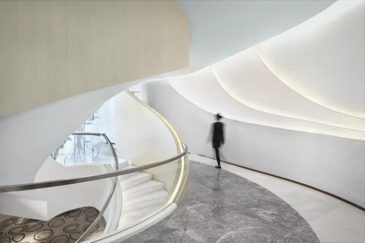 一個讓你仿若穿越時空的科技展廳，展示未來生活形態插圖(1)